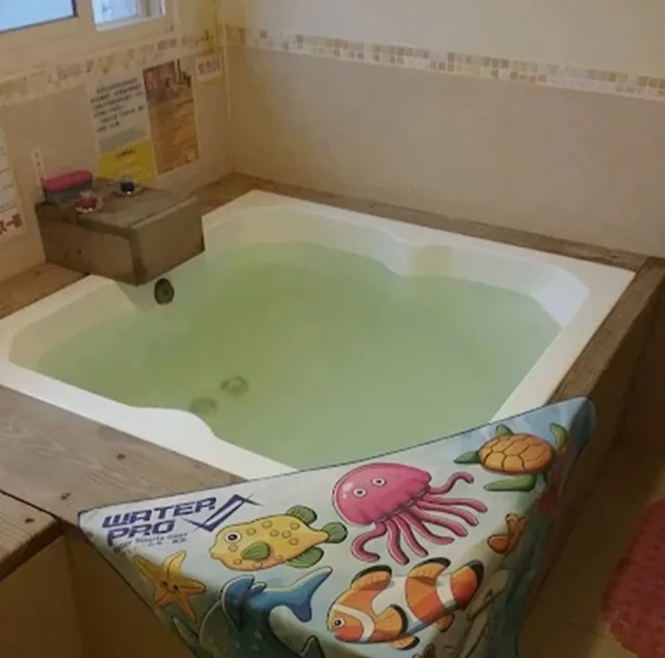 淺色湯池實景