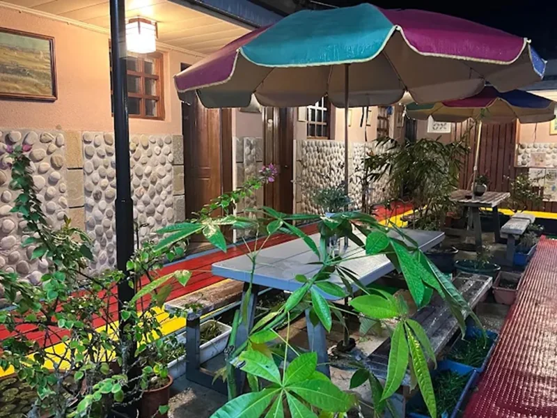晚間庭院的遮陽傘與木桌