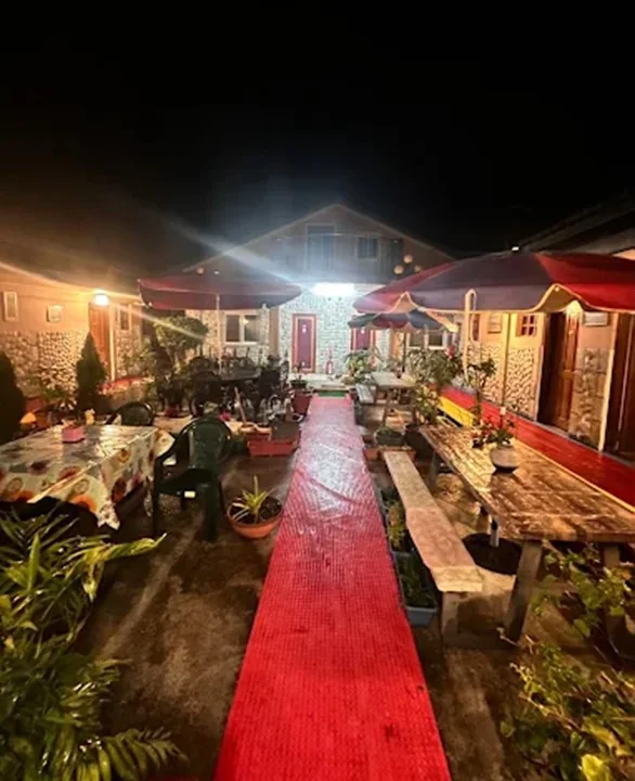 夜晚燈光下的山莊小院
