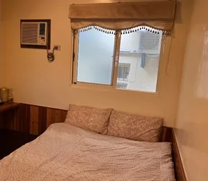 暖色牆面的客房實景